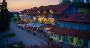 Außenansicht mit Parkplatz Hotel mit Parkmöglichkeiten im Bayerischen Wald